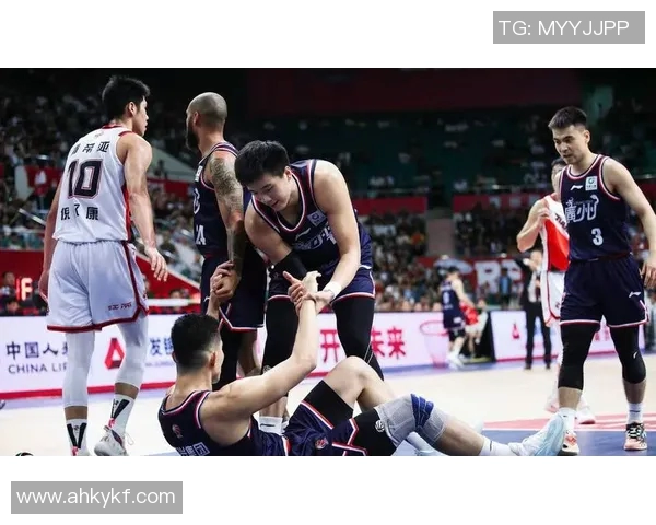 南京篮球队团队协作引发热议球迷对战术配合与球员表现的看法分析 南京篮球队团队协作引发热议球迷对战术配合与球员表现的看法分析