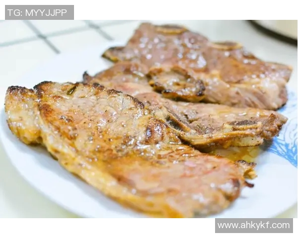 足球明星享受奢华美食金箔牛排引发热议与关注