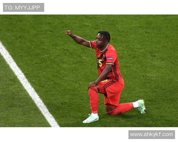 足球明星小小马高清图片展示他的风采与魅力让我们一同欣赏这位足球天才的精彩瞬间