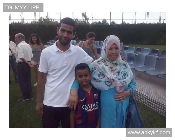 足球明星背后的辛酸故事与荣耀对比揭示职业生涯的艰辛与挑战 足球明星背后的辛酸故事与荣耀对比揭示职业生涯的艰辛与挑战