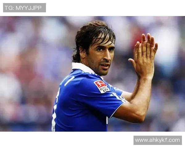 长发足球明星在赛场上撩头发的瞬间展现魅力与风采